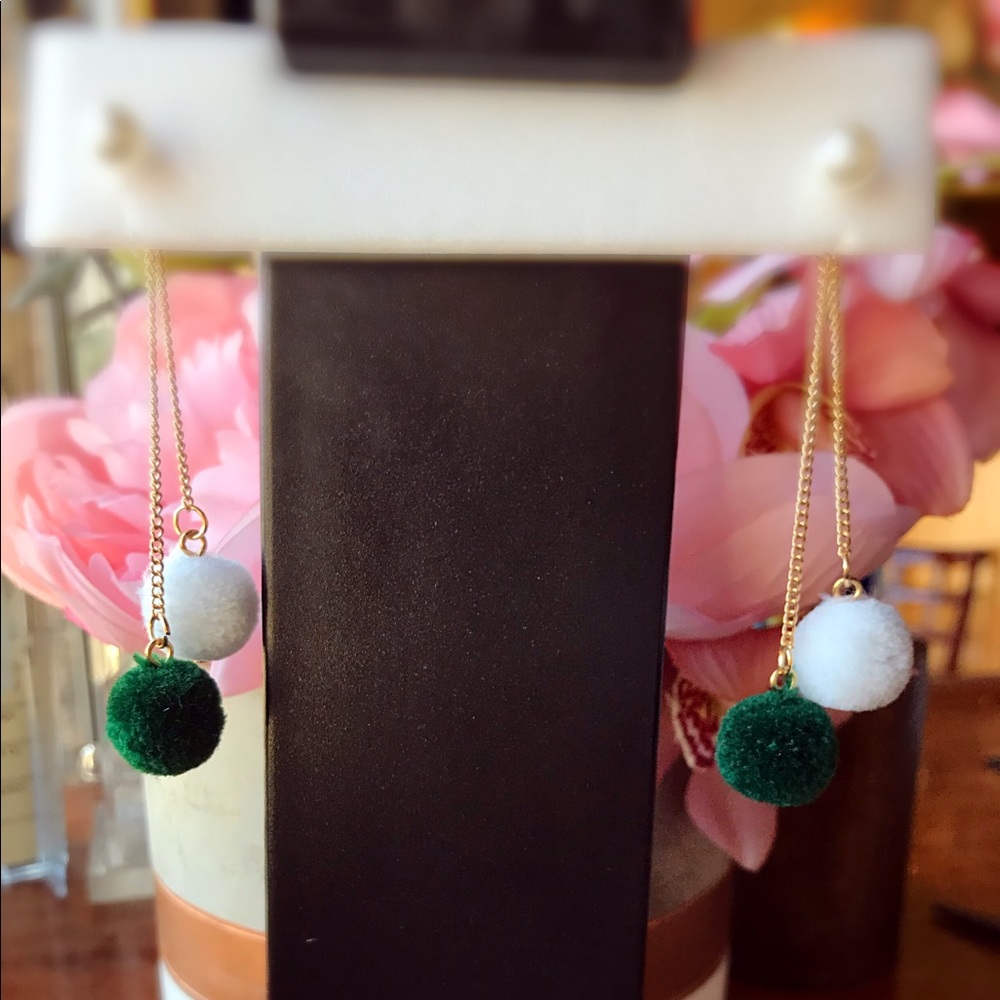 Free with any bundle of 2!!!! Fashion earrings